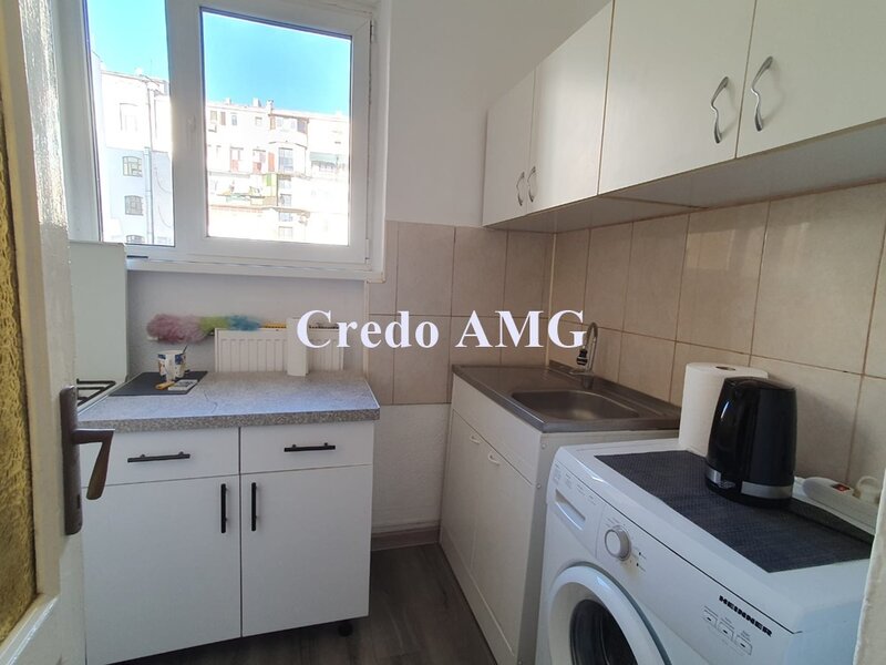 Universitate - Doamnei  Apartament 3 Camere Decomandat   KM 0